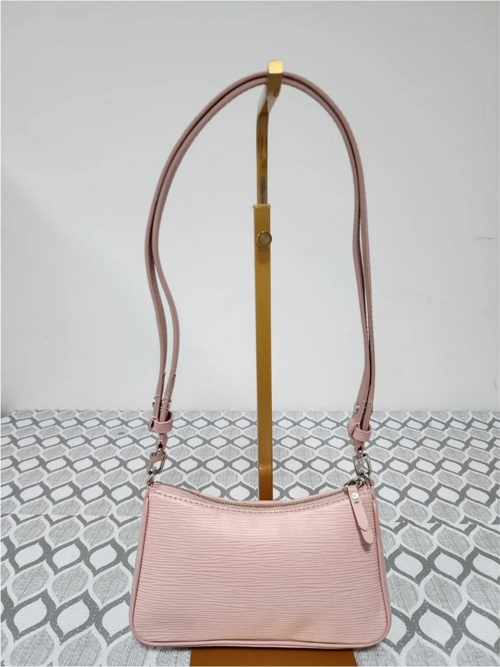 LOUIS VUITTON Epi Easy Pouch On Strap/Shoulder Bag Pink